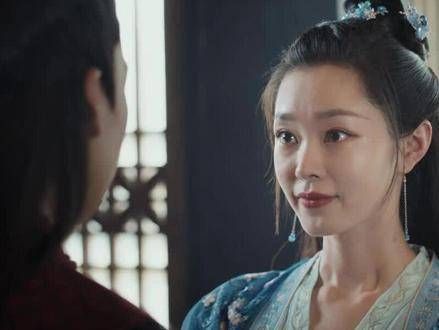 檀儿亲手帮宁毅穿上婚服,并亲自送别即将步入婚礼的丈夫