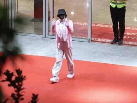 姐妹们,请称呼他为靓仔