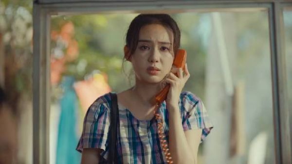 黎长欢搭乘着侄子黎瀚的摩托车赶往医院…