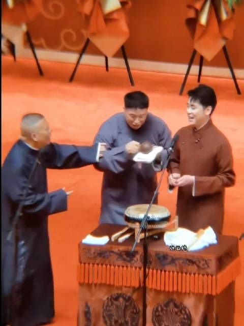 烧饼登台强行给师父郭德纲喂水 随后给张云雷，调侃嫌弃…