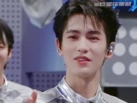 把迪丽热巴逗得翘起了嘴角，两人的眼神交流谁能解读？