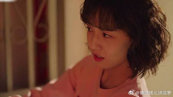 女孩以为歹徒敲门拿平底锅打,一看样子太逗