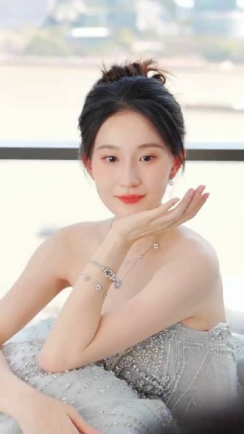 艺术体操团体全能金牌赛的解说张豆豆好漂亮 而且解说也很专业!