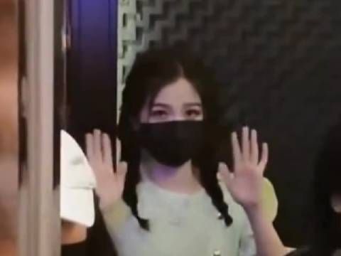这一期的修罗现场 欣欣下班时红着眼离开， 是因为棣棣被导演批评了