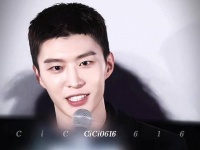 嘎嘎板正，真是帅气十足！