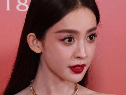 高冷的娜扎展现出她的可爱瞬间