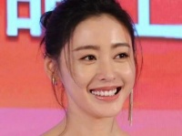 张天爱icon着粉色抹胸装扮，真可谓是国色天香、花容月貌，令人怦然心动！