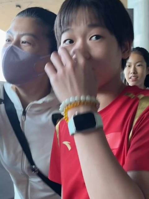 全红婵机场被粉丝搂抱合影,旁边的粉丝说不要搂她,大家冷静一点,理智追星…