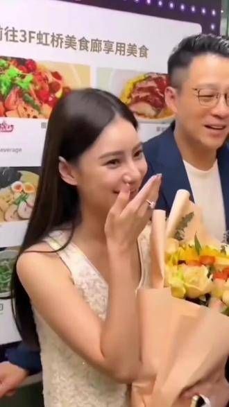 甜蜜牵手,幸福的模样真是美好无比!