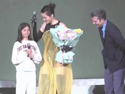 演唱会上，丈夫携女儿惊喜亮相，全家欢乐和谐，幸福感满满！