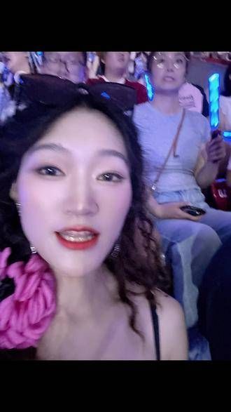 再次被张杰的魅力所吸引,喜爱那耀眼的橙色应援棒,感谢邻近的林二?