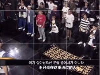 内心的丰盈让人即便独行也宛如拥有万千陪伴