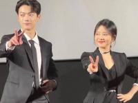 当 随着主持人的引导跳起手势舞时，却发现主持人动作出错忘词的那一幕……