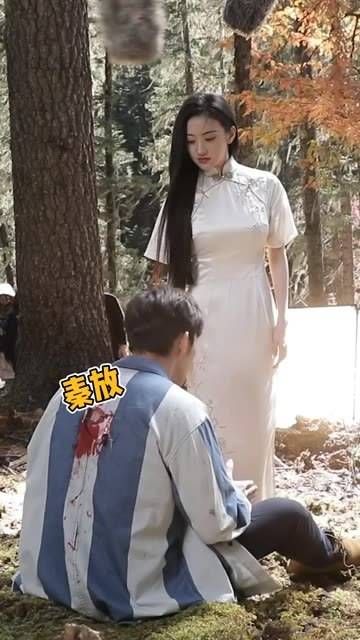 在剧集拍摄间隙,景甜温柔安抚张彬彬,揭秘《司藤》幕后故事.