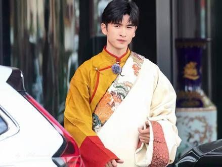全员藏服,帅哥美女真是赏心悦目!