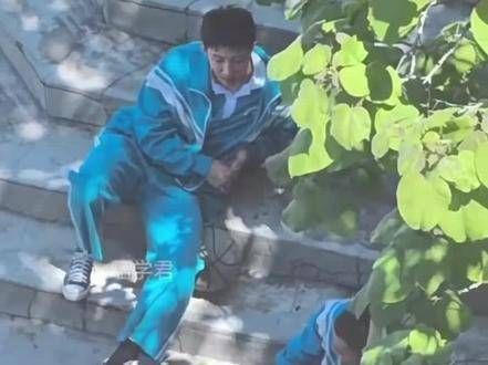 随意地躺下,享受片刻的闲暇烟花少年张小满