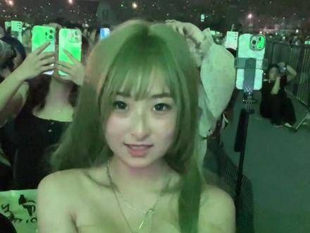 在演唱会的热烈氛围中,用王源的原声独自演绎 'fingerprint' 手势舞的…