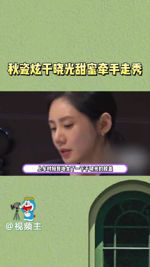 两人穿情侣装笑容满面好甜蜜,希望你们越来越幸福吧 !