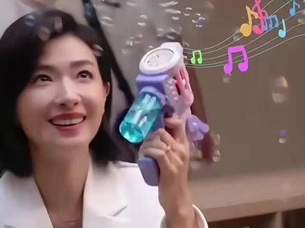 在玩泡泡?机时开心得转圈圈的姚薇真是个小可爱呀!