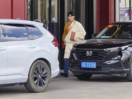 即便镜头模糊,也遮挡不住他们的帅气?