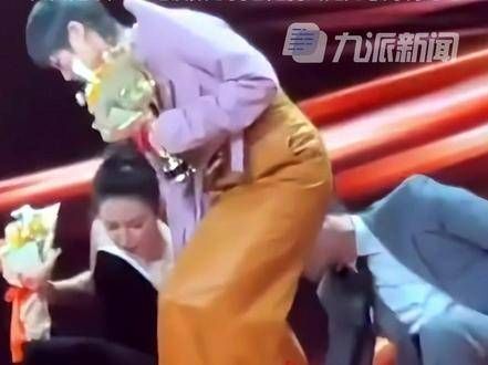 1月14日,当李宇春准备发言时,她的鞋跟不慎被裙摆绊住…