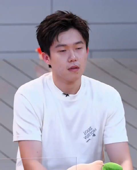 随意穿,随意的帅呗,意思是?莎莎还补一句随意,莎头 王楚钦孙颖莎