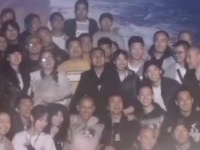 享受杀青的喜悦 今天小李拥有了一个愉快的日子