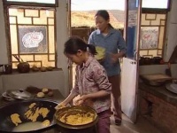 小花的命运真让人心疼，要是有亲娘在身边就好了!