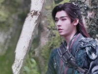 雨哥单手驾驭马匹，武侠风采在路人视角下展现得淋漓尽致，这般英姿谁能抵挡？