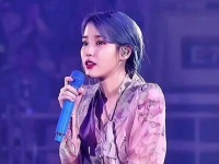 在演唱会进行中听闻两位密友相继离开的消息…