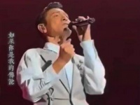 刘德华演绎了 的精彩时刻，在演唱会上深情献唱