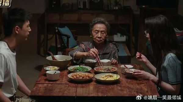 阿奶请红豆吃饭,一直给红豆夹菜,惹得阿遥吃醋