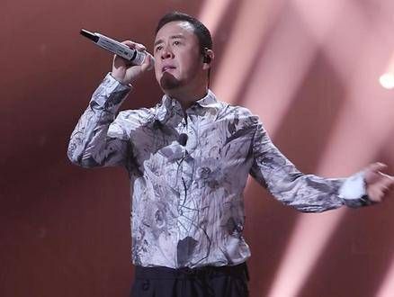 他们向我投掷泥块,我却以泥育荷