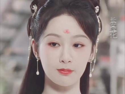 小夭在任何人面前额头上都有着桃花的印记,唯独在相柳面前这印记消失了…