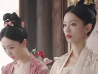 成为王后的辰荣馨悦完全失态了，面对最爱她的哥哥向她行礼，她坦然接受…