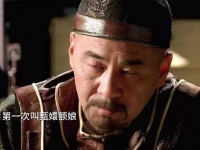 这是胧月幼年时期首次称呼甄嬛为额娘的瞬间，也正是这一举动挽救了甄嬛的生命