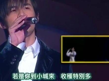早期的青涩伦向偶像邓丽君小姐致敬,演绎的 确实别具一格,风味独特