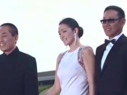携手 陈道明 和张艺谋现身红毯,众多女星中唯有她能担得起巩皇之名…
