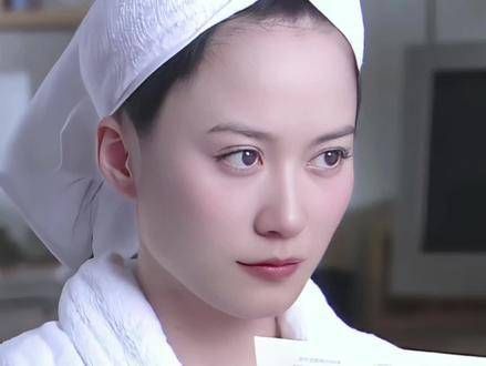 董唧唧的旋律响起, 似乎在诉说俞飞鸿的情感故事…