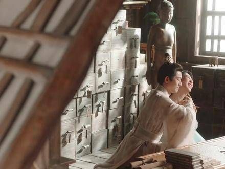 玧玹真是容易安抚,只需一点点小夭的温暖就足够了.