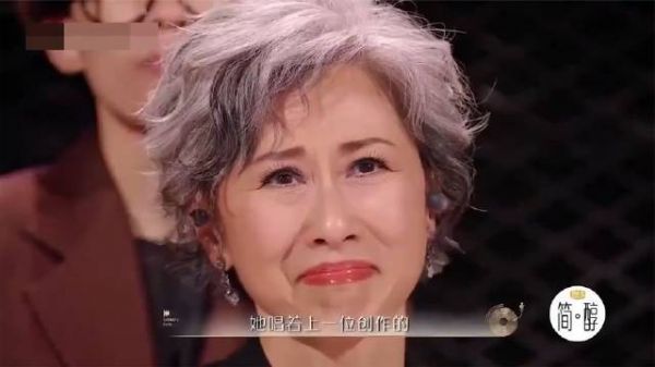 大屏幕上浮现出叶倩文的青春照片,勾起了她的往昔回忆…