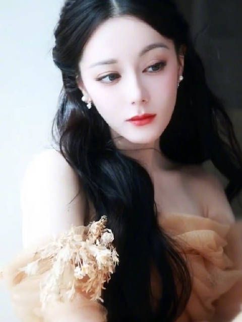 迪丽热巴身穿金色抹胸裙,长发散落,也太美了!