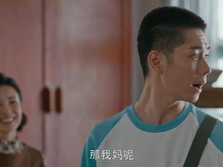 小馆居然大白天就早早打烊,原来是为了赶场去听女孩的歌唱表演