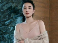 真实直率，风情万种的宋佳，仪态万千，温婉动人，令人眼前一亮