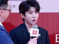 王源在上海电影节红毯上为《盗火者》做宣传