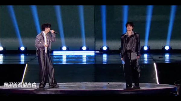 谁懂啊,马嘉祺严浩翔高音配上低音炮真的绝了,合作舞台梦回《飘向北方》…