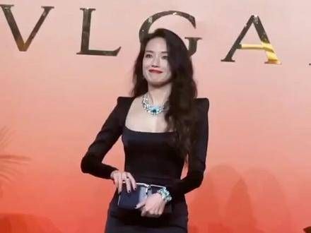 46岁的舒淇现身宝格丽晚宴,一袭黑色礼服展现出无与伦比的气质…