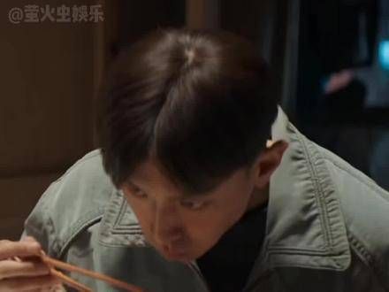 他本当如同其他少年般无拘无束,但生活的枷锁却紧紧束缚着他