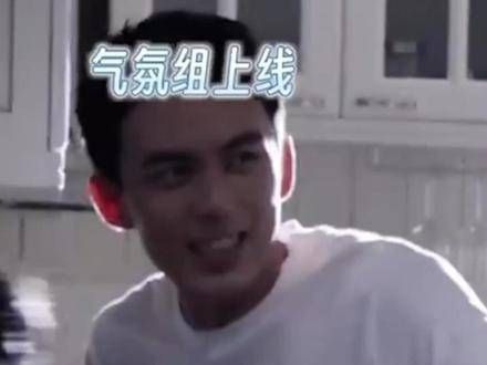被 吴磊 的举动惊到了，看我们的麦麦那受惊的模样，紧张到想要找条缝隙隐身！