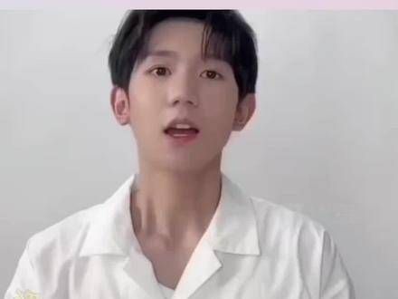 王源观看TFBOYS早期视频时的反应太有趣了,哈哈